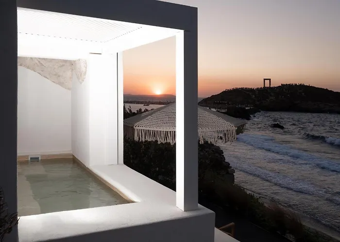 Portara Seaside Luxury Aparthotel 4*